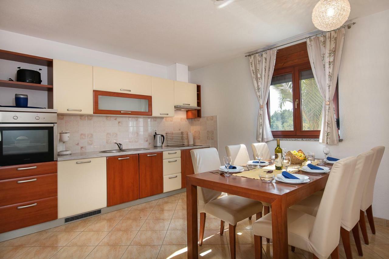 Ferienhaus Mary Liznjan Ngoại thất bức ảnh
